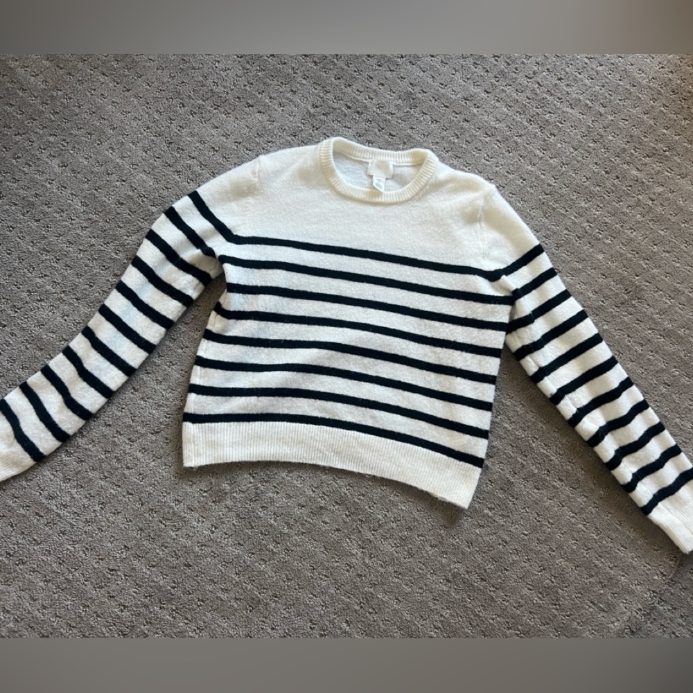 New H&M sweater, size M